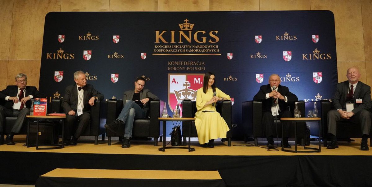 To zdjęcie z KINGS, czyli wydarzenia partii Grzegorza Brauna. Człowiek siedzący najdalej po prawej to Andrzej Szczęśniak. Myślę, że powinni się Państwo dowiedzieć o nim kilku rzeczy. 

W 2012 r. nawoływał do tego, by „odpolitycznić” negocjacje gazowe Polski i Rosji przez