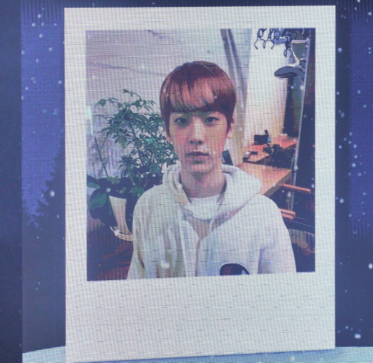 ewsydm's tweet photo. 260124 

윤산하 월드컵 하다가 자기 어릴 때 사진보고 기겁해서 달려가는게 너무 커여웤ㅋㅋㅋㅋㅋㅋㅋㅋㅋㅋ 어릴 적 사진 너무 귀여운데 왜죠 ? ㅠㅠㅠㅠㅠㅠㅠㅠㅠ 

#윤산하 #ユンサナ #YOONSANHA
#아스트로 #ASTRO @YOONSANHA_offcl https://t.co/cketGoQHbp