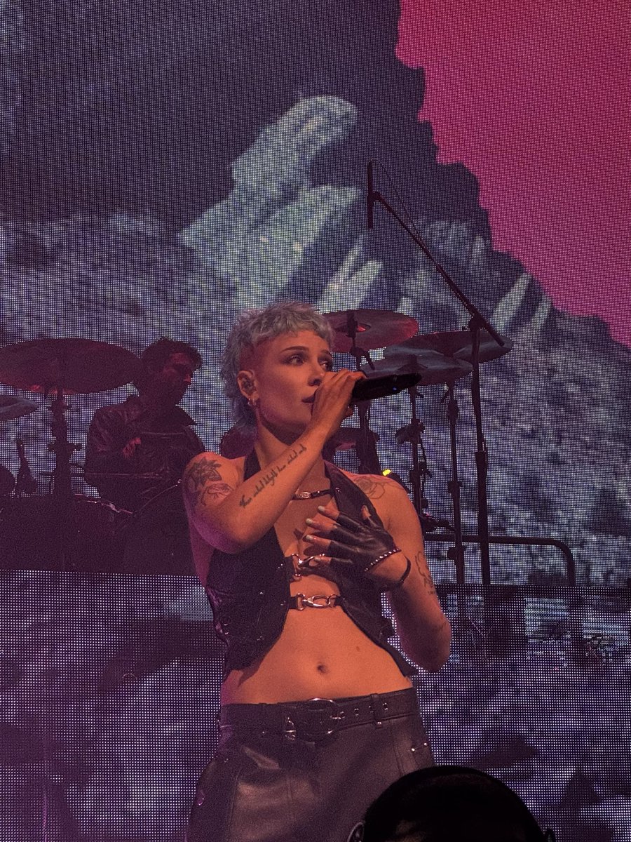 darIingcarly's tweet photo. back to badlands london n1 was so incredible ohmygod https://t.co/zqCjlaJJkW