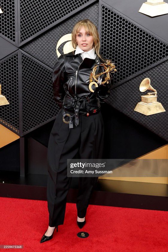 📸 Miley Cyrus en la alfombra roja de los #GRAMMYs