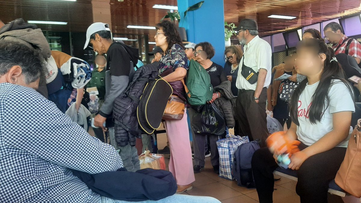 asaoyvino's tweet photo. Sala de preembarque. Se oye un golpecito al micrófono y un chirrido.

Se paran todos los mamertos y ya te armaron la fila.

- Por favor tomen asiento, todavía no está autorizado el abordaje.

No se mueve ni uno.  😄😄😄 https://t.co/6LZJr5YDaL