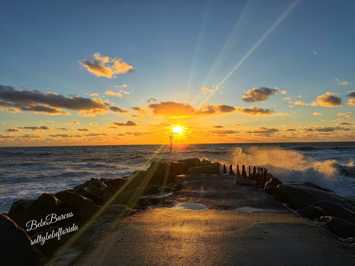 SaltyBebeFL's tweet photo. So pretty tonight, but I am so cold! I can’t believe I actually went out there tonight, but that moon! 🌕🥶❄️🤭
Nokomis Beach North Jetty
#welivehere #FLwx #StormHour #thephotohour #accuweather #weathernation #foxweatherdesk #fullmoon #moonphotography #Florida https://t.co/MywJWoT9LI