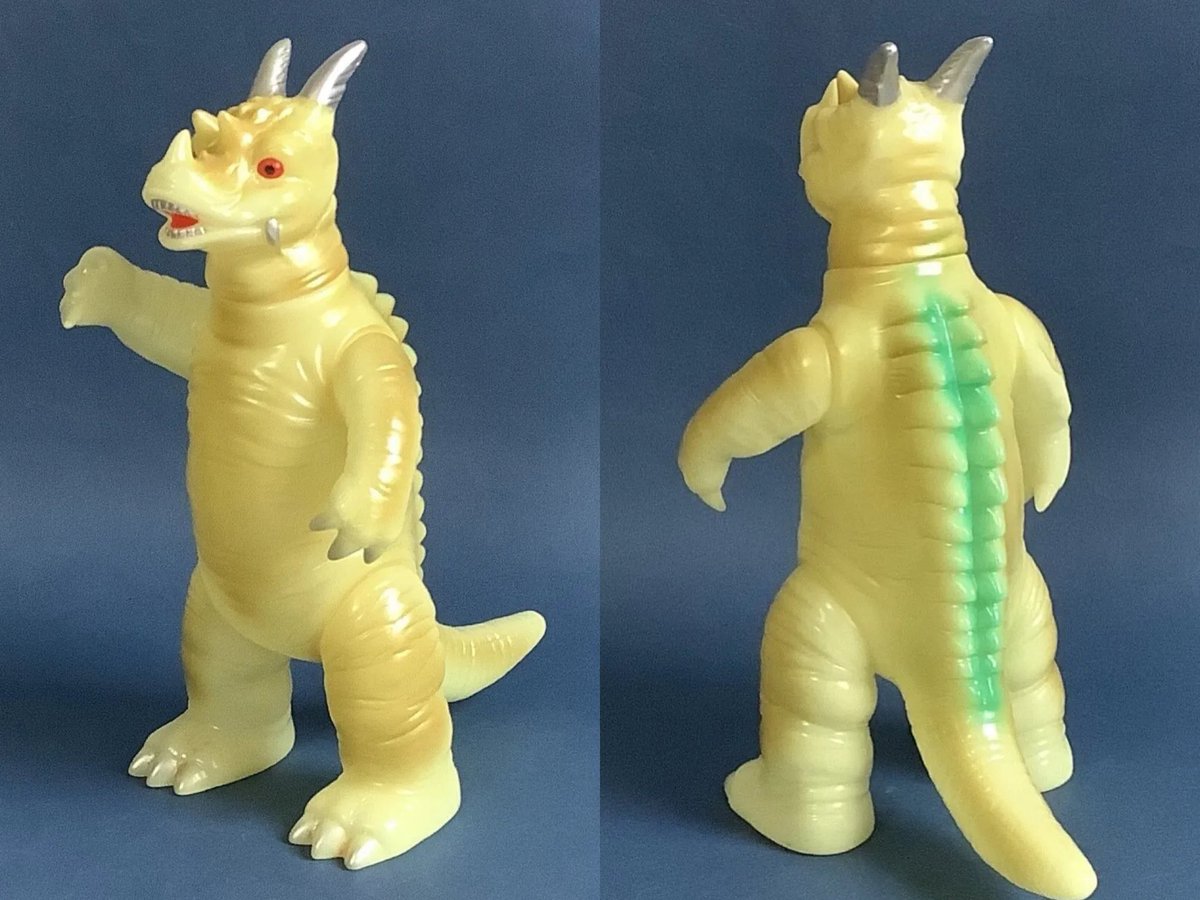 ブルマァク復刻版の蓄光パゴス 前面からは地味に見えるけど 背中に