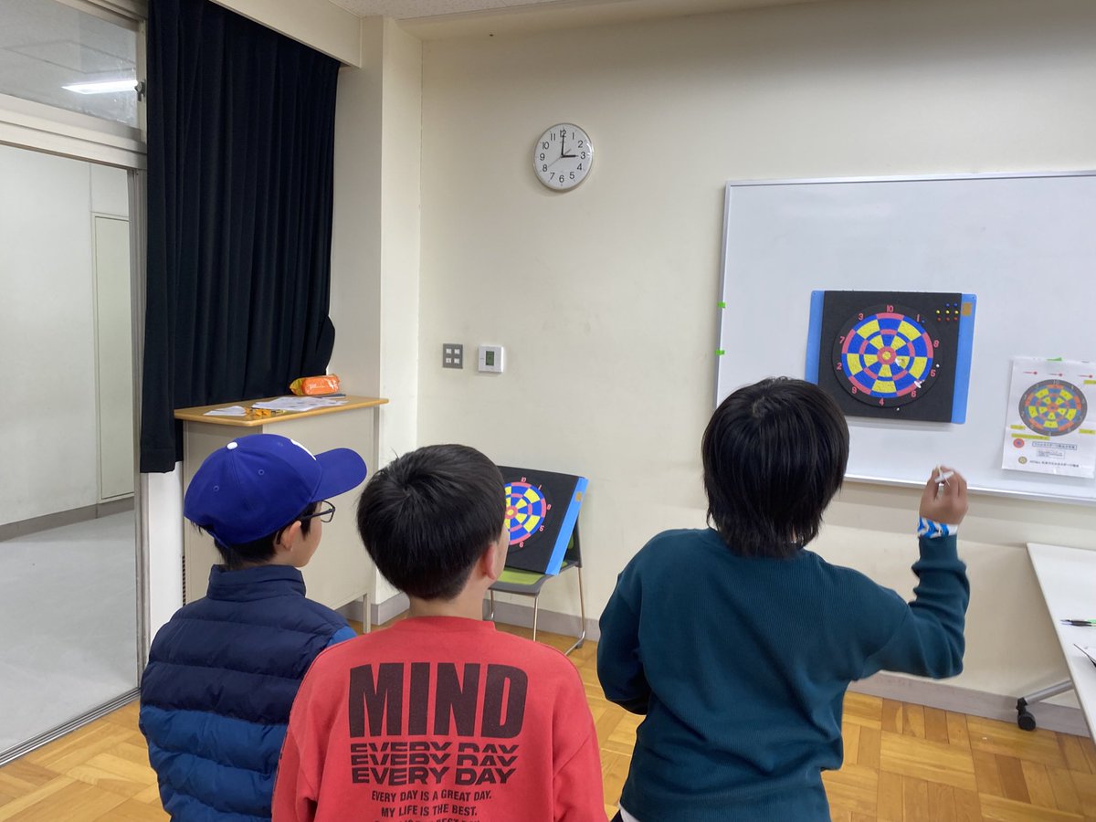 k_torukun's tweet photo. 僕はダーツ投げる人に
抽象的なアドバイスはしない
でも、次はうまくいくよと
いう前向きな声かけはする

その違いわからない人は
いつでも適当なことを言うだろう

後者は
次どうなるかわからないけど
前のできてるとこをを抜き出し
せっかくならできると思ってやれるための環境を作る声かけ https://t.co/mxSw1OfmFS