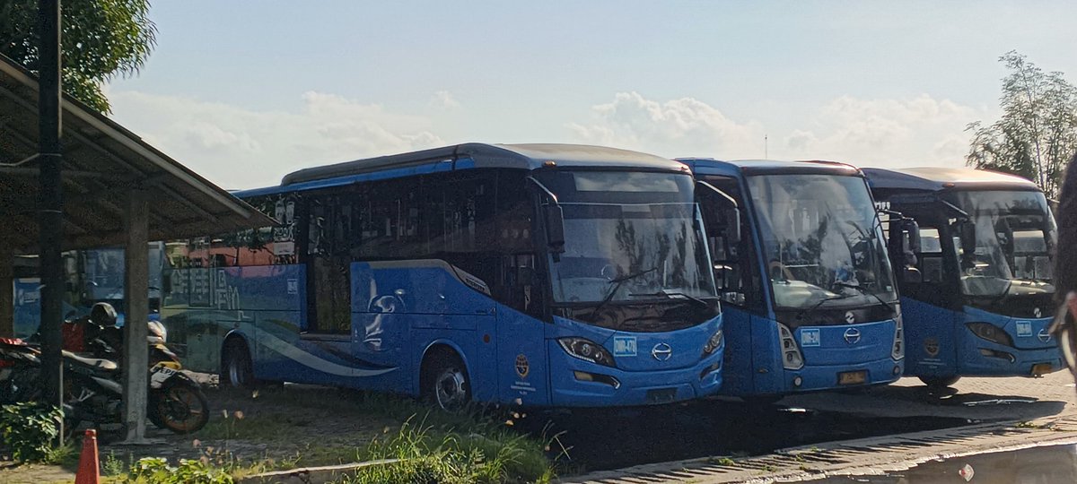 pencinta_damri's tweet photo. @ITSumatera_yai @rrmajiw @PT_Transjakarta @DamriIndonesia @shitpostrans @BuswayFansC Nih udh dicopot stikernya TJ https://t.co/DwpFaYmVXh