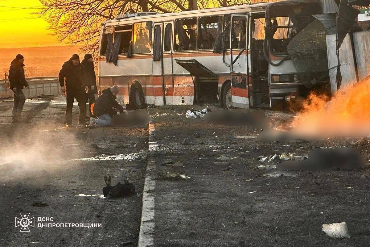 Un drone russe a touché un autobus de service dans la région de Dnipropetrovsk : selon les informations préliminaires, 15 personnes ont été tuées et 7 blessées.
Les Russes ont attaqué une entreprise d'extraction de charbon et l’autobus transportant des travailleurs de la mine.