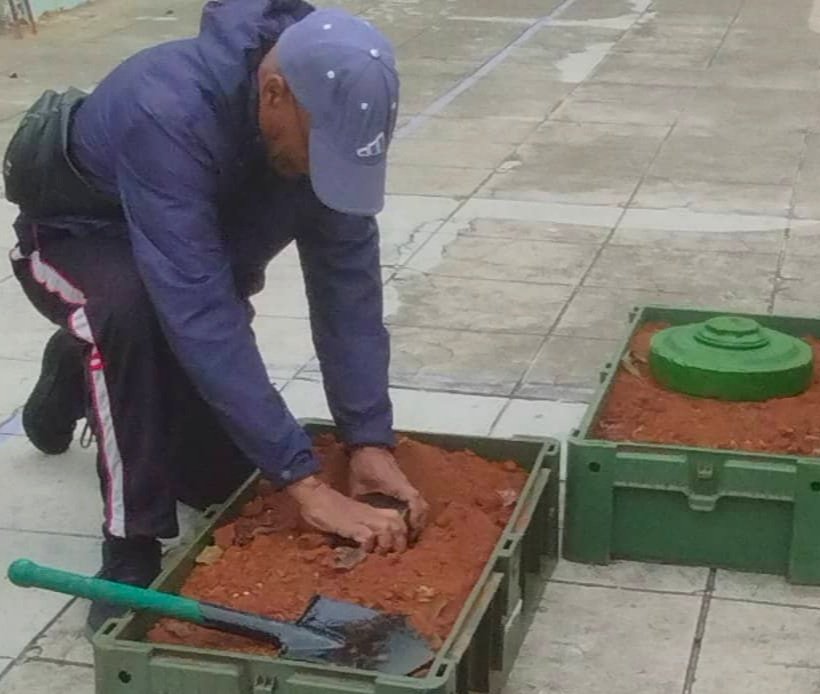 ‼️En diferentes municipios del Ejército se realizaron los Ejercicios Defensivos Territoriales de Zona de Defensa, donde las brigadas de producción y defensa recibieron clases prácticas sobre la instalación de minas antitanques y antipersonales.

#CubaEstáFirme