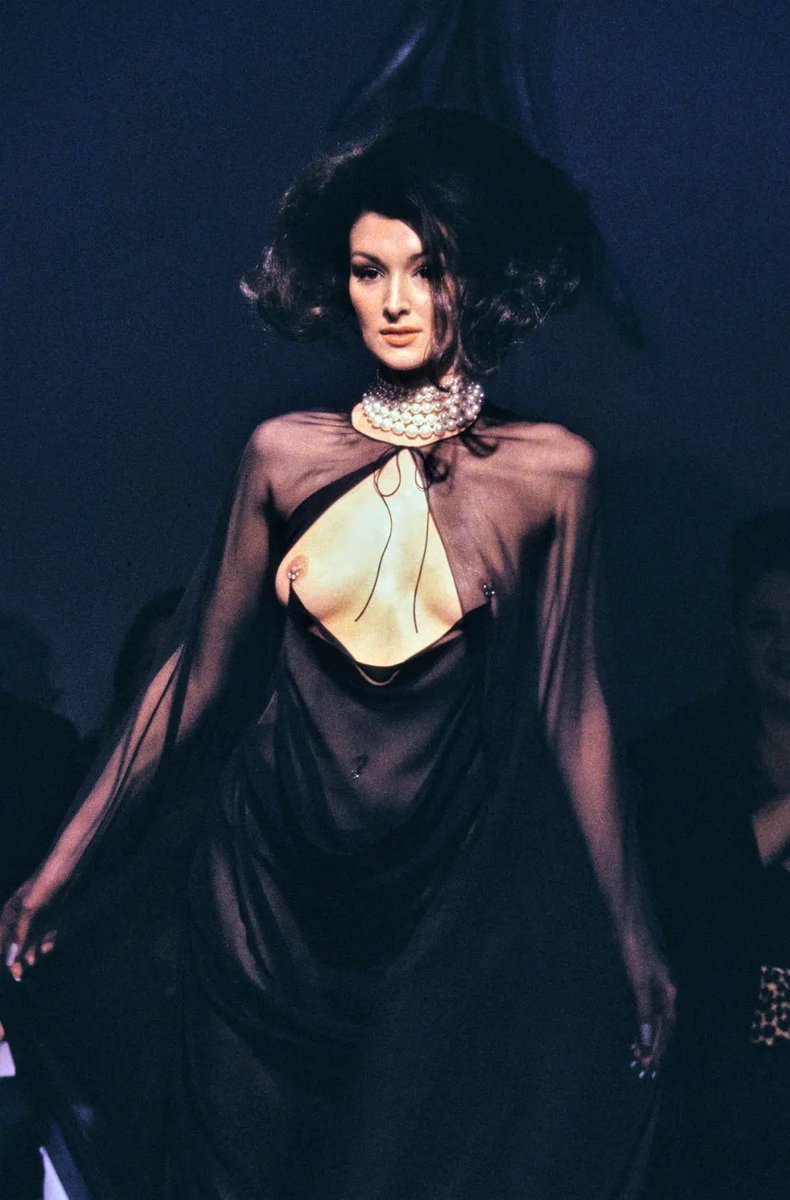 stealthelook's tweet photo. Chappell Roan para o Grammy 2026  x 
Thierry Mugler Spring 1998 Couture https://t.co/wsXHP73rBn