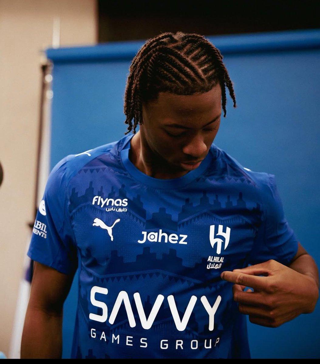 محمد قادر ميتي مع شعار العز ☝️💙