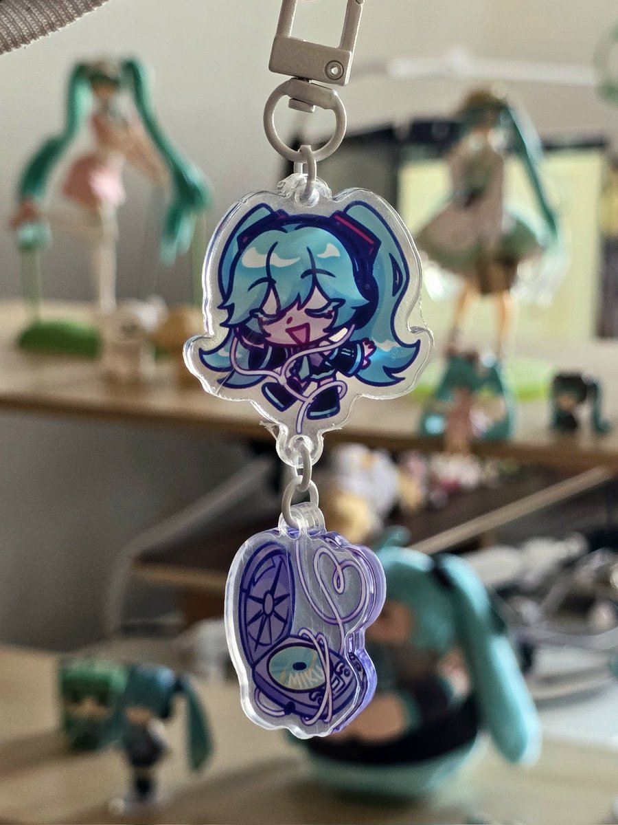i love it so much, i couldn't even wait to take off the protective layer before taking this pic 🥺 it's going to look so good on the miku shelf hehe

tia did such a wonderful job with these keychains and took so much care with the details!! if you love the intersection of
