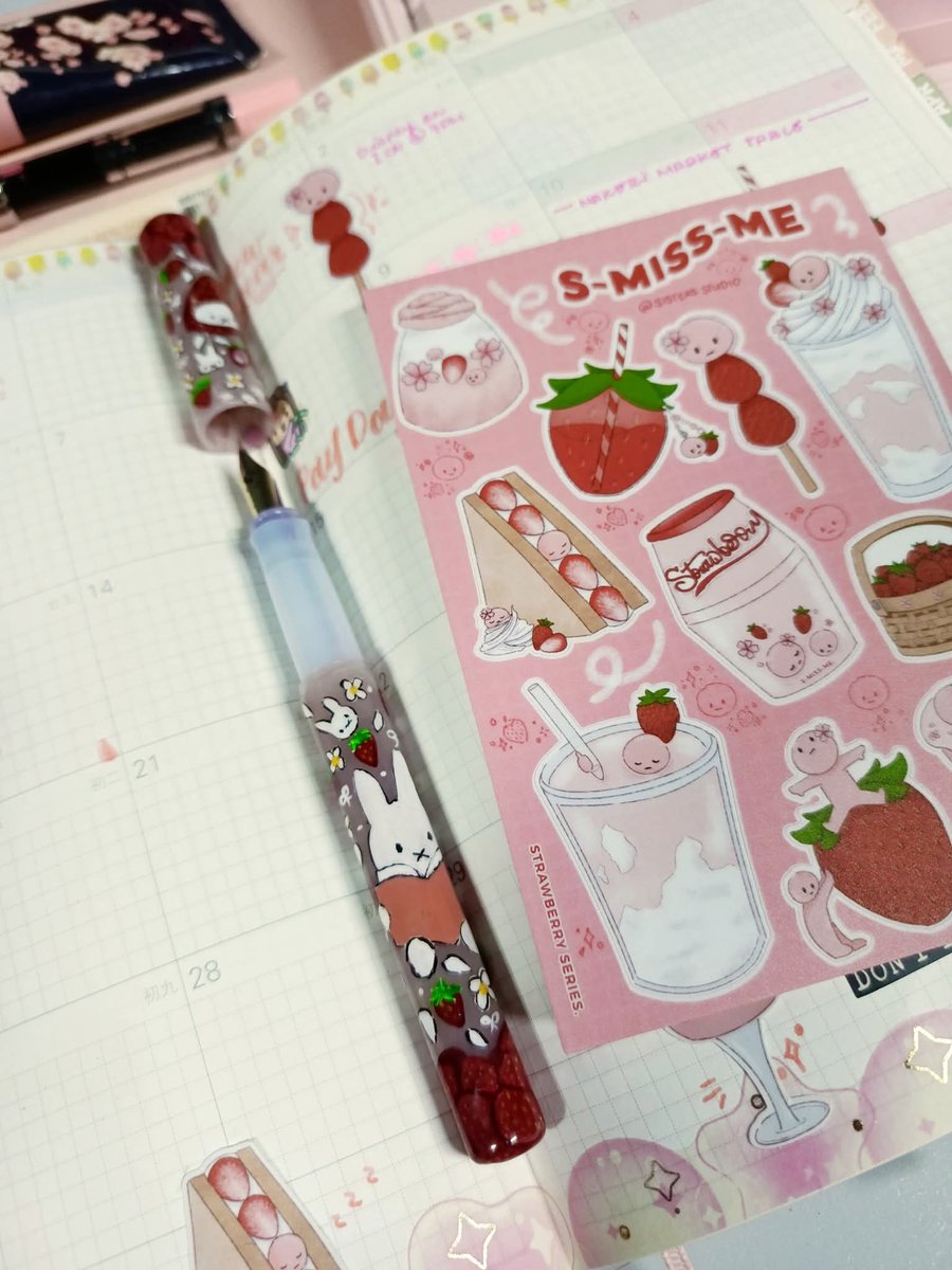 sistersstudio_'s tweet image. Your thoughts deserve more than a basic pen. You deserve a custom fountain pen magic ✒️🍓

Add a little sticker sheet to match and you have the whole package! proof that cute supplies = 10x productivity ✨

#journalinspiration #strawberryjournalspread #handpaintedfountainpen
