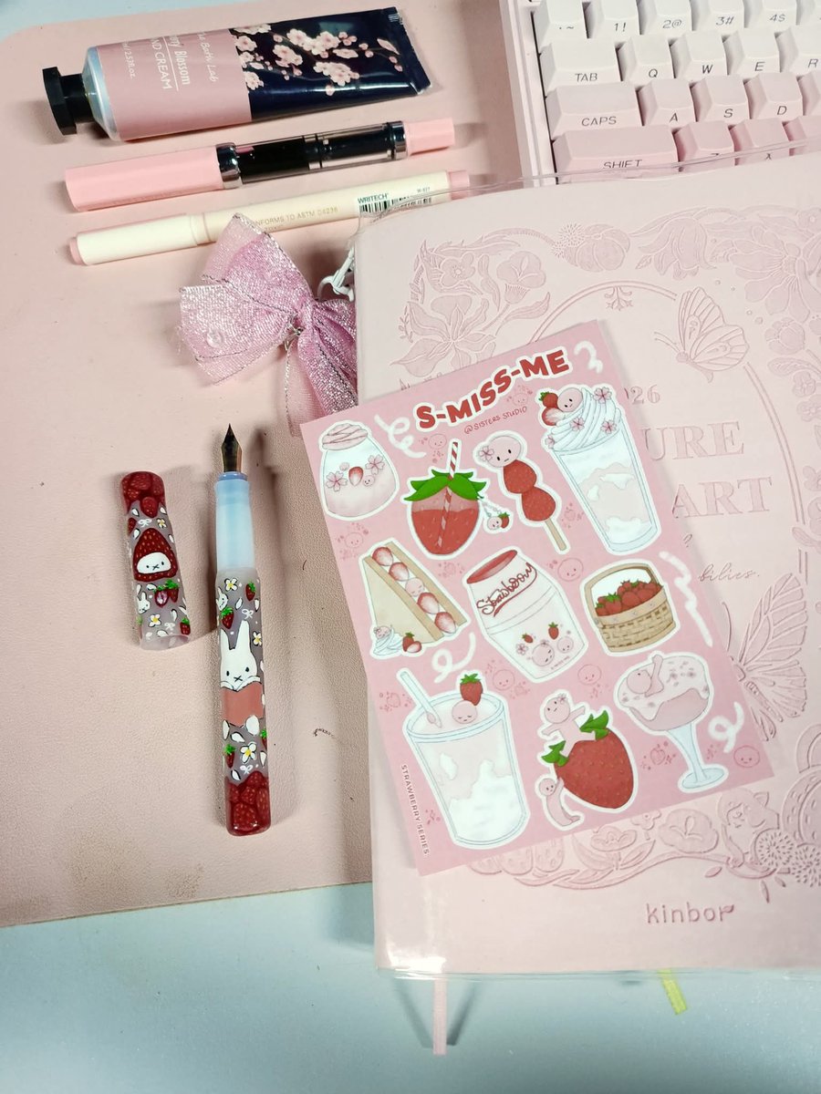 sistersstudio_'s tweet image. Your thoughts deserve more than a basic pen. You deserve a custom fountain pen magic ✒️🍓

Add a little sticker sheet to match and you have the whole package! proof that cute supplies = 10x productivity ✨

#journalinspiration #strawberryjournalspread #handpaintedfountainpen