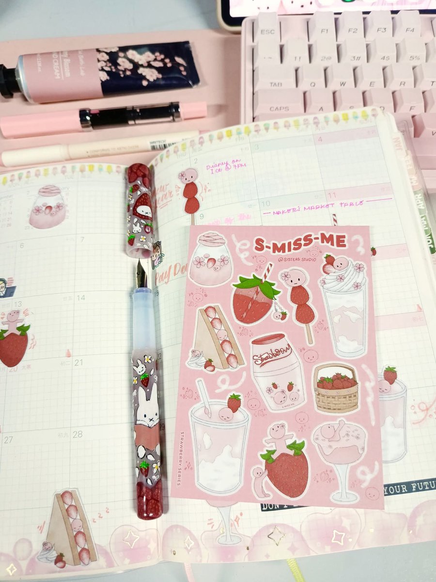 sistersstudio_'s tweet image. Your thoughts deserve more than a basic pen. You deserve a custom fountain pen magic ✒️🍓

Add a little sticker sheet to match and you have the whole package! proof that cute supplies = 10x productivity ✨

#journalinspiration #strawberryjournalspread #handpaintedfountainpen