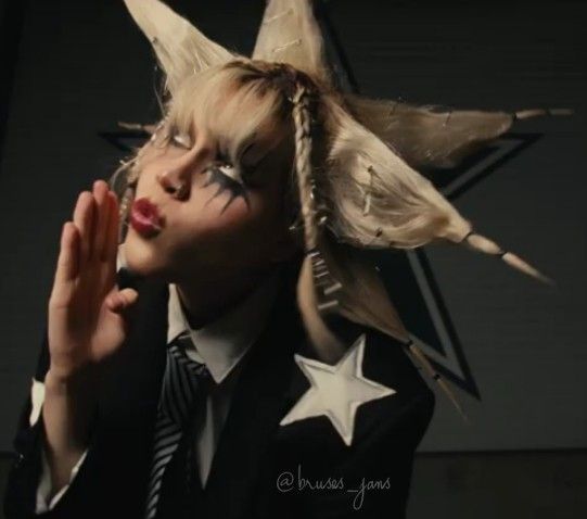 Bruses canta desde las grietas del alma: pop alternativo que abraza la oscuridad, convierte el dolor en belleza y hace de la vulnerabilidad un acto de poder.
En un rato hará vibrar al Teatro Metropólitan. ❤️‍🔥❤️‍🔥❤️‍🔥