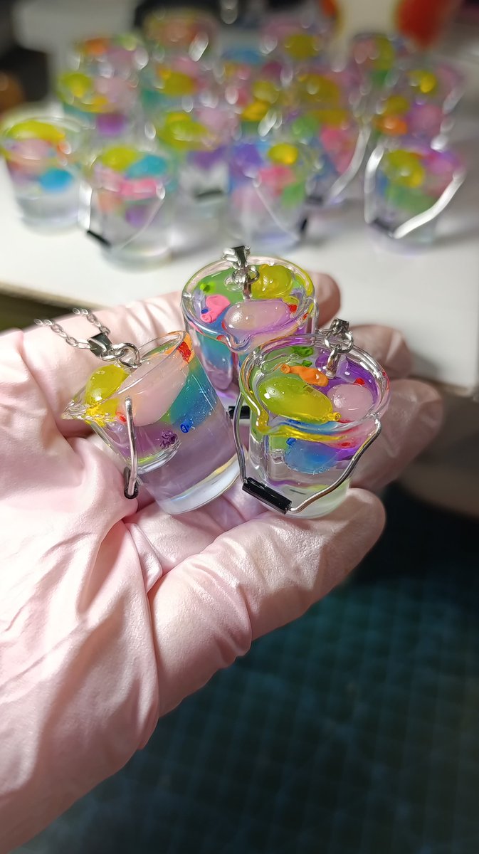 JulietaSant0s's tweet image. Apareci jaja ahh pero hice collares con baldes de bombuchas ♥️ lo más colorido que vas a ver hoy...  y si, son muy minis