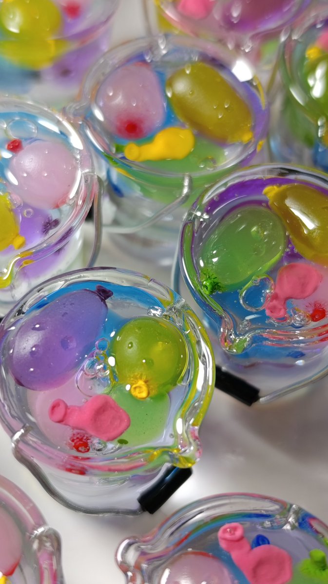 JulietaSant0s's tweet image. Apareci jaja ahh pero hice collares con baldes de bombuchas ♥️ lo más colorido que vas a ver hoy...  y si, son muy minis