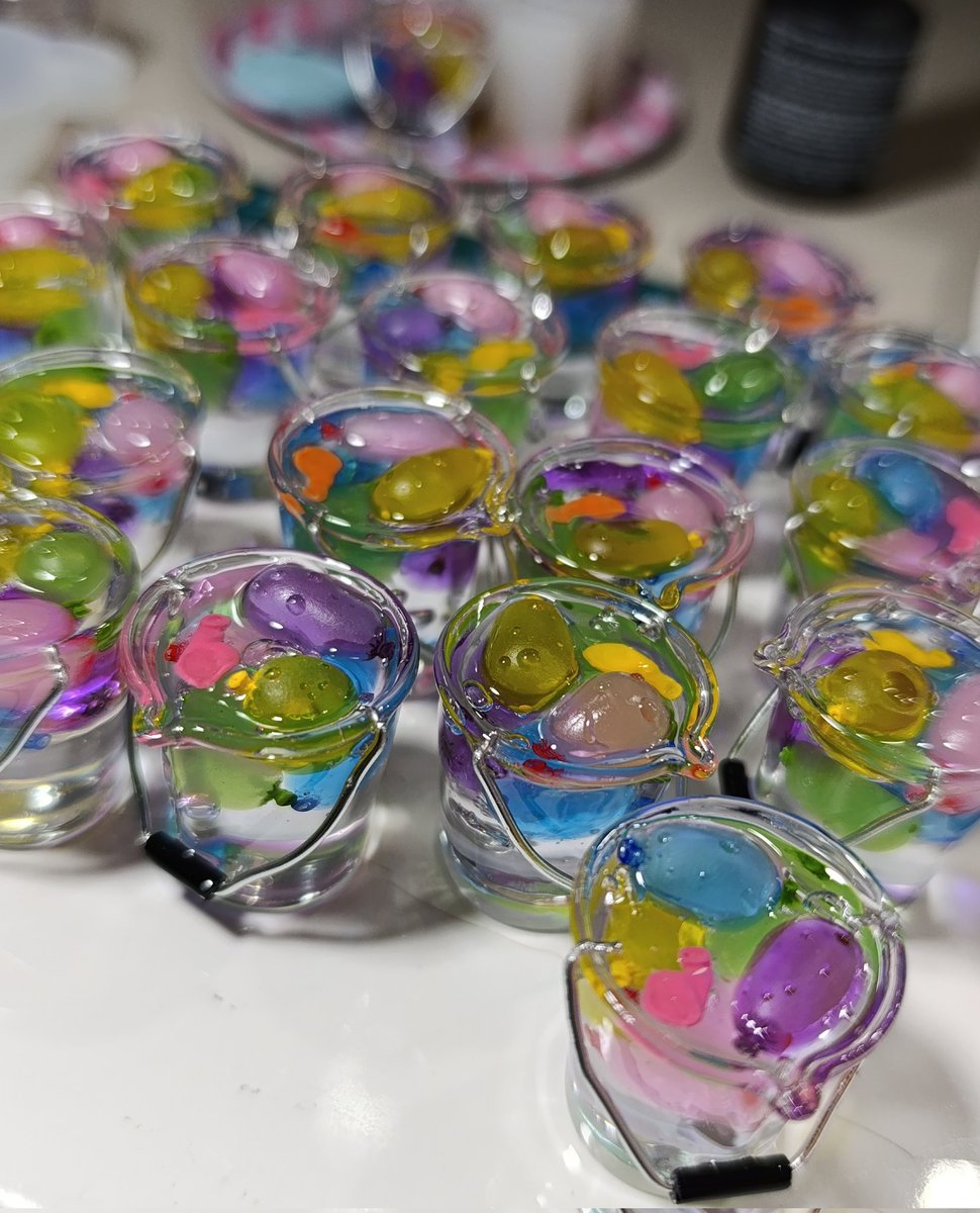 JulietaSant0s's tweet image. Apareci jaja ahh pero hice collares con baldes de bombuchas ♥️ lo más colorido que vas a ver hoy...  y si, son muy minis