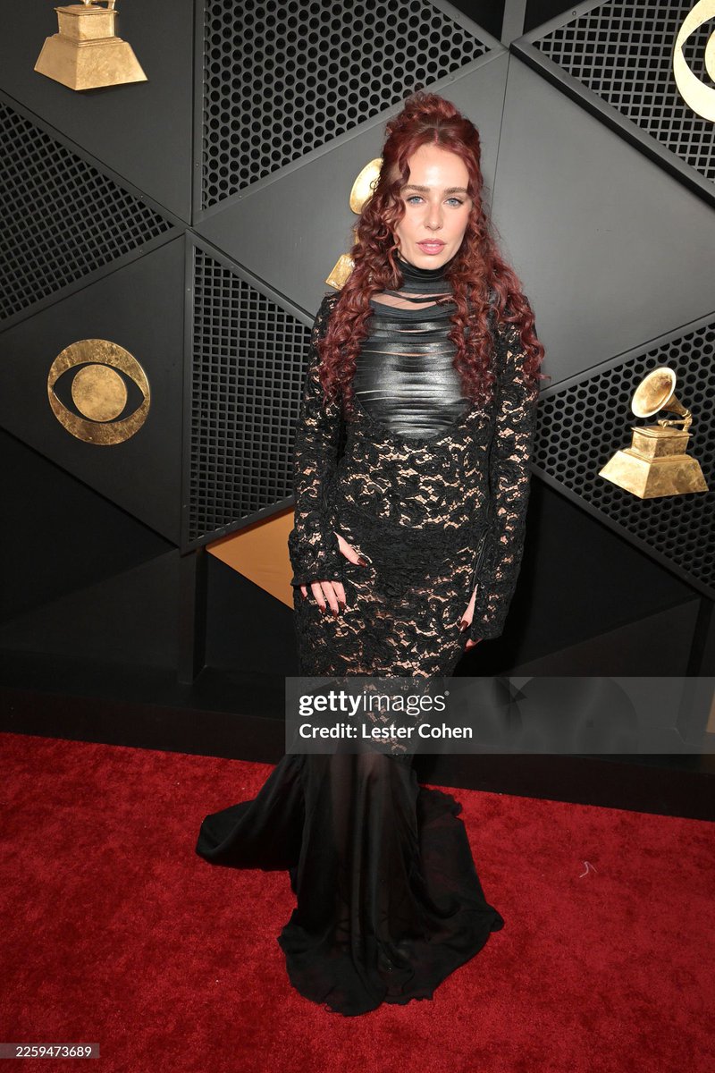 Rose Gray no tapete vermelho do #GRAMMYs