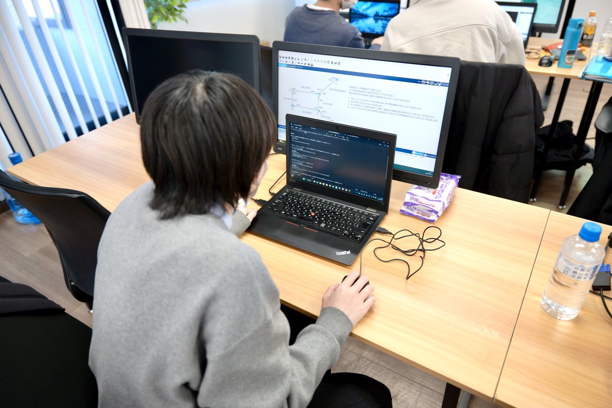 go_through_PR's tweet image. 2月になりました。今月もよろしくお願いいたします。

先月入社したAさんが、1か月間の研修を無事に修了しました。

広告業界から転職し、専門用語やNWコマンドに苦戦しながらも前向きに学習。

昨日CCNAを受験し、見事合格です！
#gothrough #企業公式相互フォロー #広報 #人事