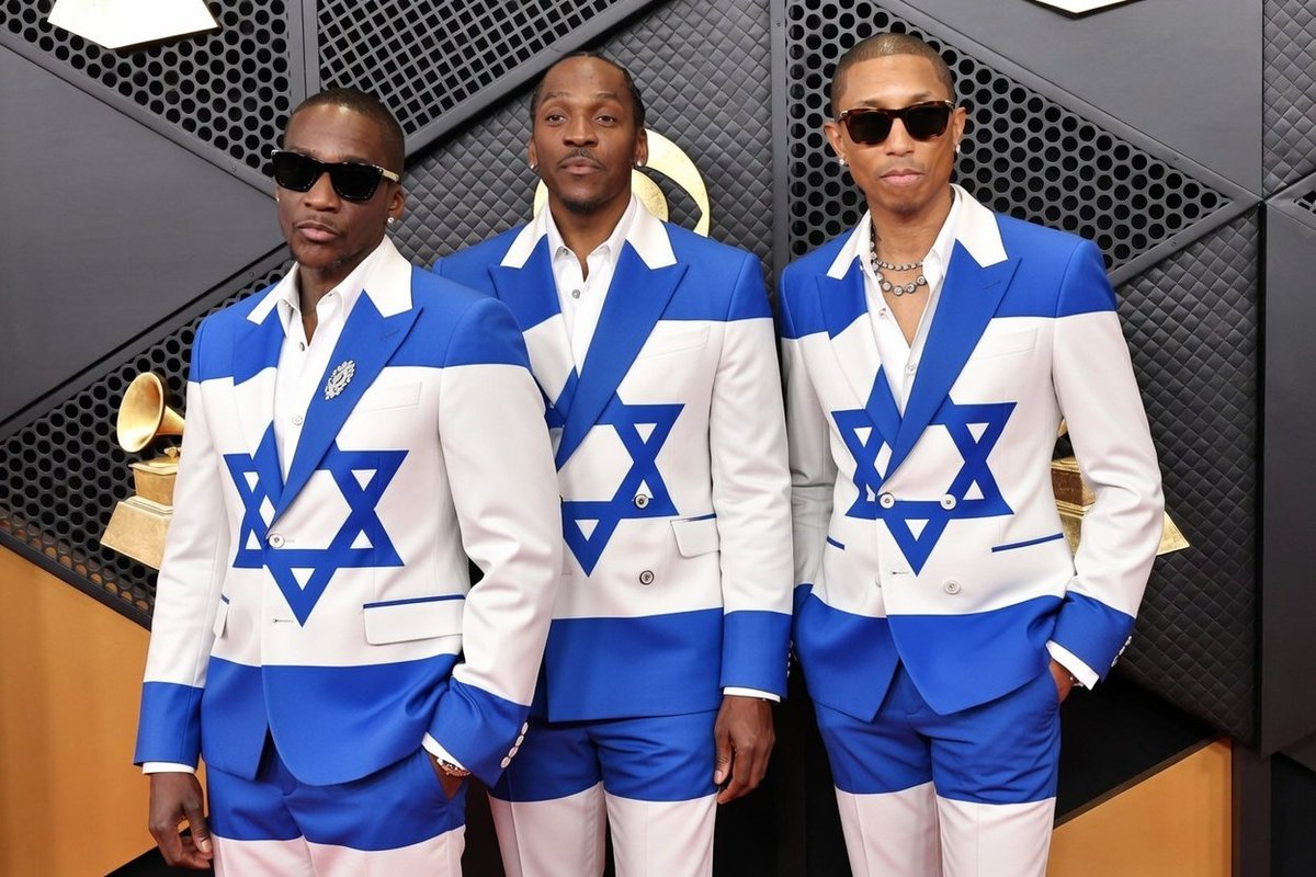 Clipse &amp; Pharrell in matching outfits at the #GRAMMYs