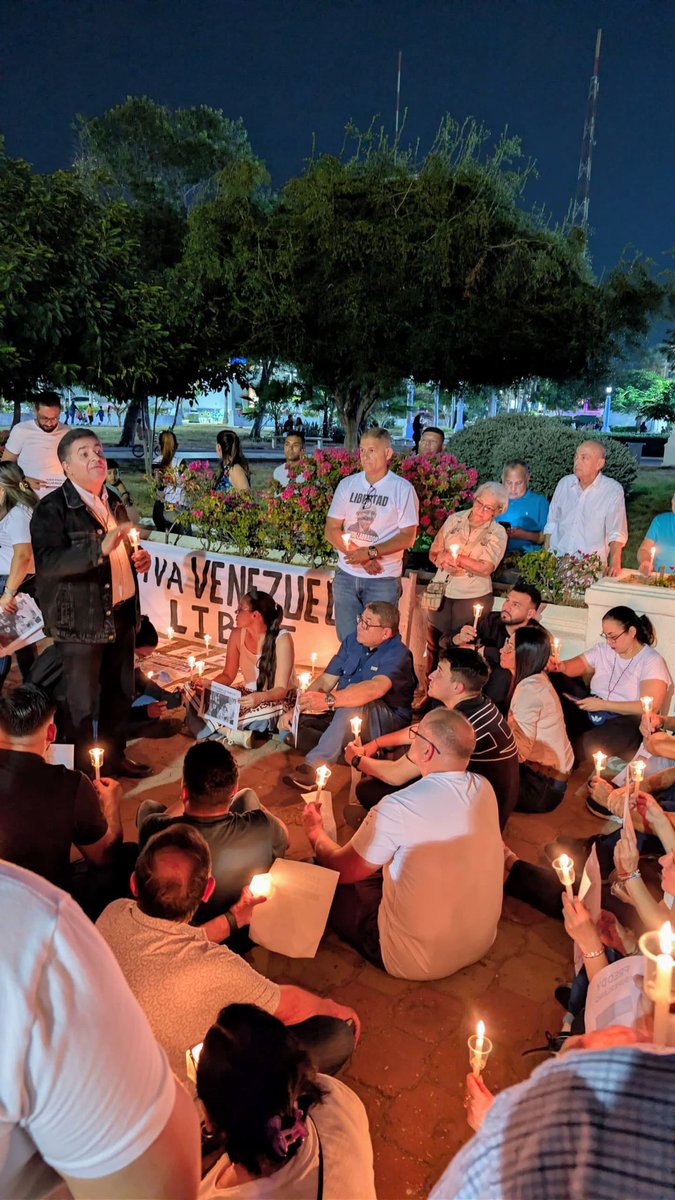 Desde la Plaza de la República en Maracaibo, justicieros, familiares y amigos de los presos de conciencia elevaron una oración por la inmediata liberación de todos los presos políticos, civiles y militares. 

¡Justicia para todos!