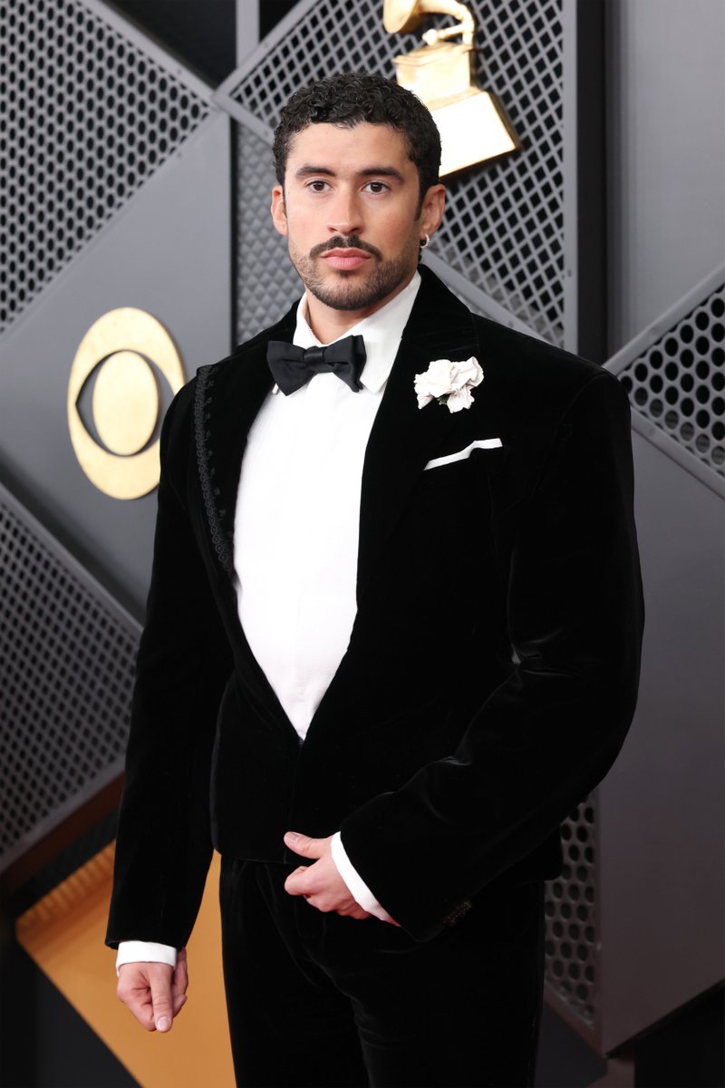 Bad Bunny arrives at the Grammys 🖤🤍 buff.ly/tNOHya0 

📸 Getty