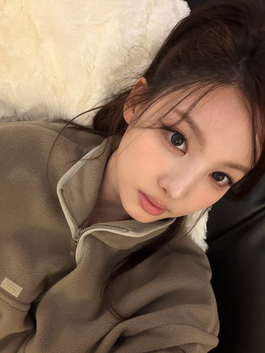 imnayeonarchive's tweet image. she’s so STUNNING