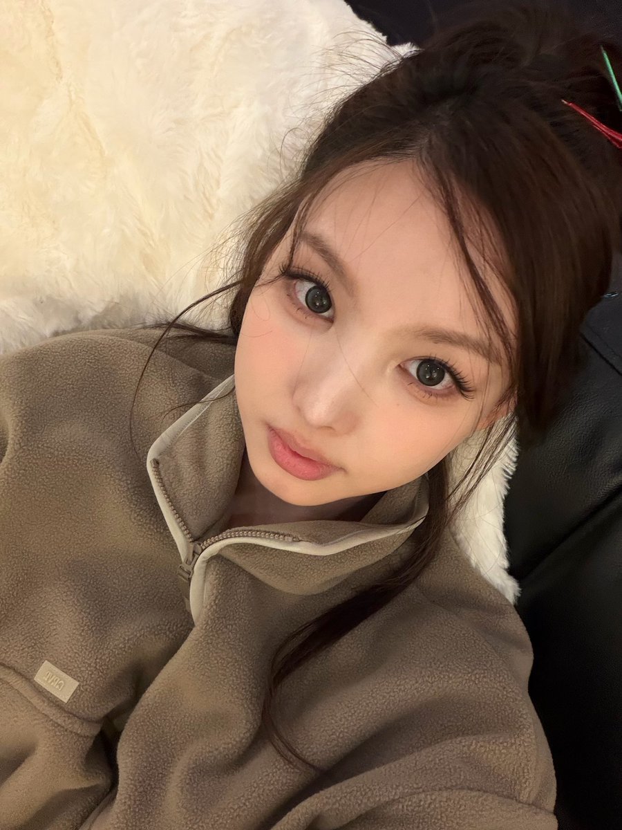 imnayeonarchive's tweet image. she’s so STUNNING
