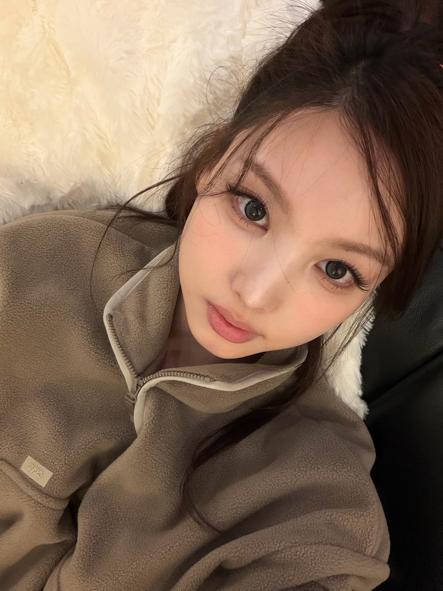 imnayeonarchive's tweet image. she’s so STUNNING