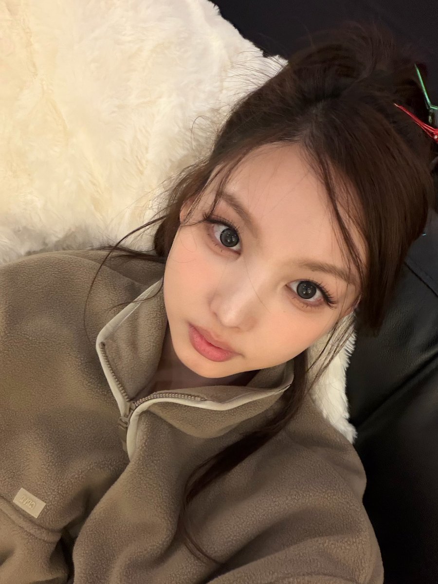 imnayeonarchive's tweet image. she’s so STUNNING
