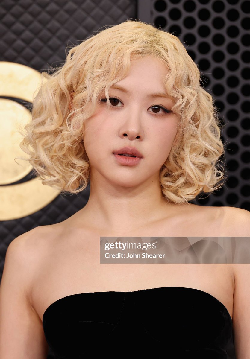 manoban_soyaa's tweet photo. A era rosie foi marcada pelo cabelinho enrolado, nada mais justo ela terminar a era com ele no Grammy https://t.co/iLywM91j4u