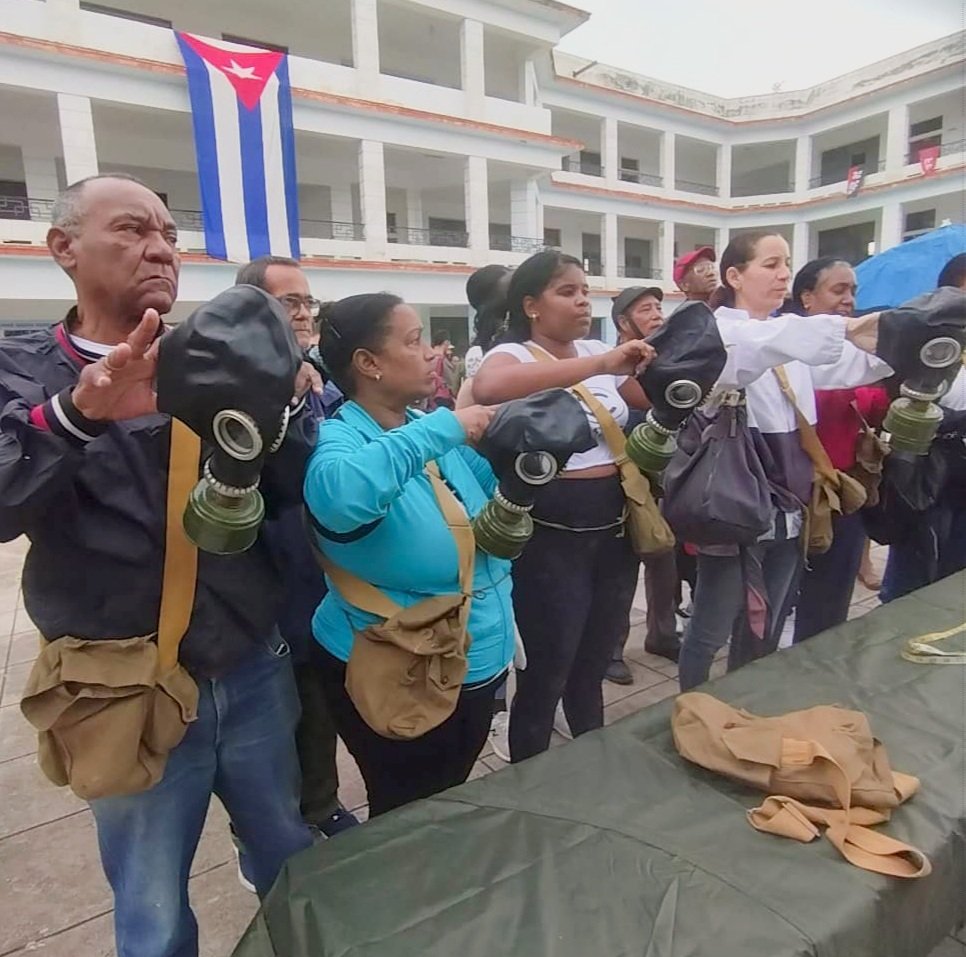 ‼️En diferentes municipios del Ejército se realizaron los Ejercicios Defensivos Territoriales de Zona de Defensa, donde las brigadas de producción y defensa recibieron clases prácticas sobre el empleo de las caretas antigas.

#CubaEstáFirme 🇨🇺
