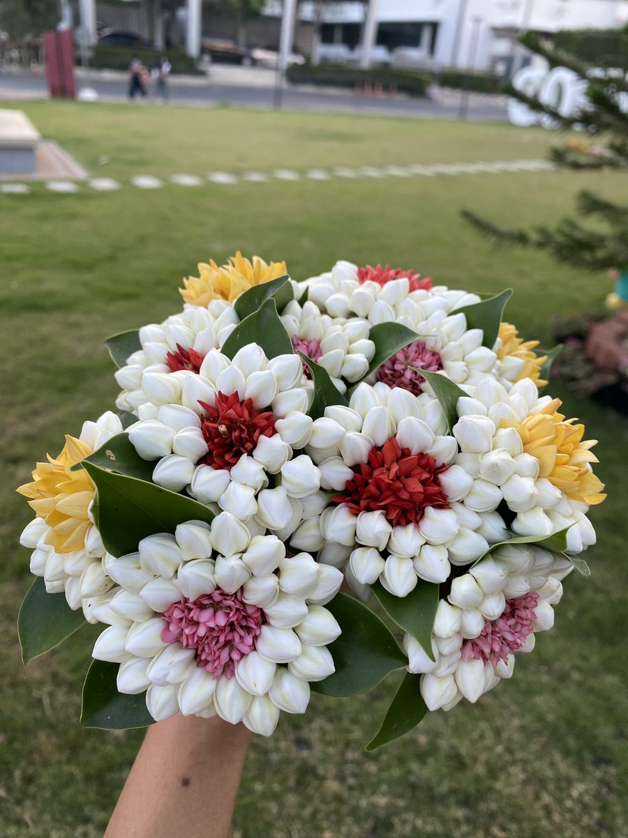 Sim_Cin's tweet image. วันนี้วันพระ เลยแวะไปซื้อดอกไม้กับคุณลุงที่จะมาขายเฉพาะวันพระ แกทำเป็นกรวยมา 3 กรวย 10 บาท วันนี้มีดอกไม้ 3 สีสวยแปลกตา