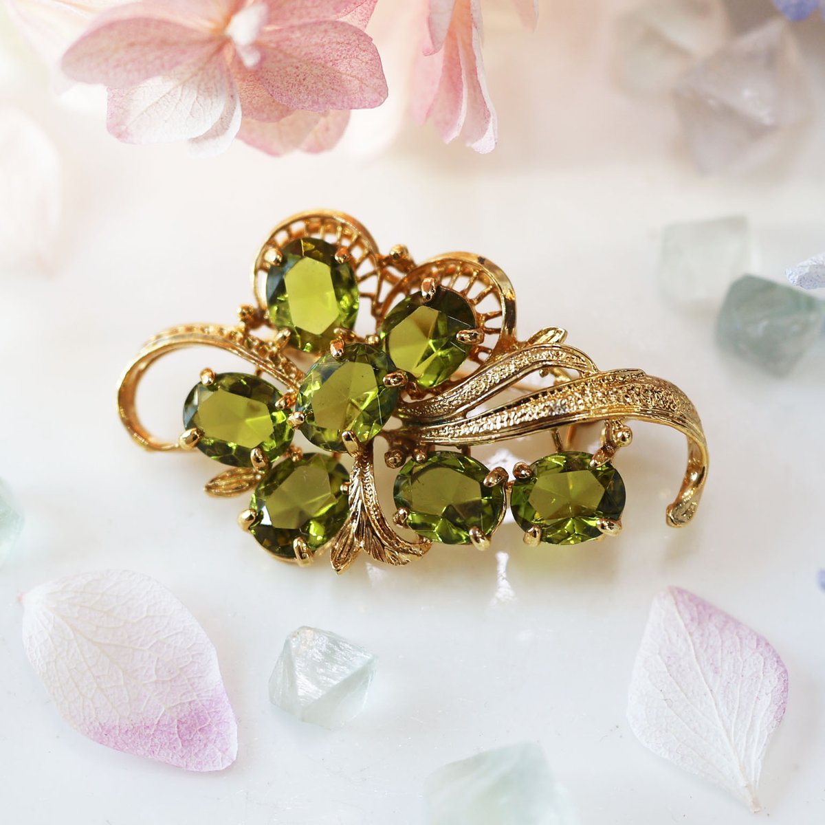 海福雑貨通販部の【ヴィンテージアクセサリー】に、緑硝子の金色装飾