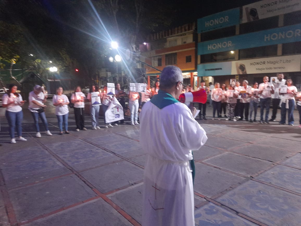 AlexisFRamosP's tweet photo. #01Febr Familiares, amigos, defensores de DDHH y sociedad civil se congregaron en la plaza San José de Barquisimeto para realizar Vigilia por la Excarcelación de los #PresosPolíticos del Edo Lara y Venezuela. Hoy con fé piden por su reencuentro con sus familiares. https://t.co/2voe3x5hs6
