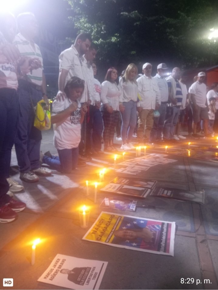 AlexisFRamosP's tweet photo. #01Febr Familiares, amigos, defensores de DDHH y sociedad civil se congregaron en la plaza San José de Barquisimeto para realizar Vigilia por la Excarcelación de los #PresosPolíticos del Edo Lara y Venezuela. Hoy con fé piden por su reencuentro con sus familiares. https://t.co/2voe3x5hs6