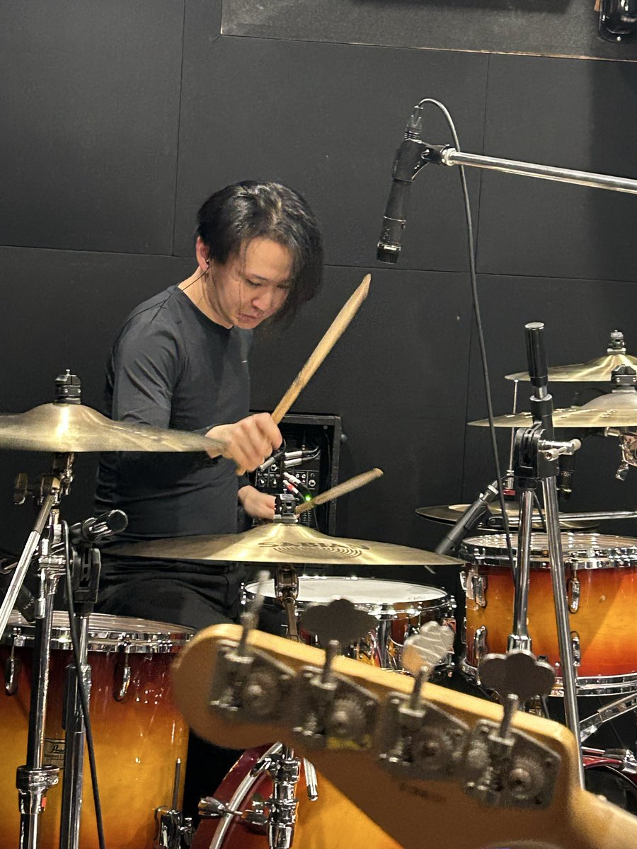 watarus_gt's tweet photo. 昨日WATARUSはRECに向けてのプリプロしてきました。
　「え、その長い前髪どこにしまってたの？」と思わずドラムのゆー君を激写しました。

まだまだ先ですが完成をお楽しみに！！ https://t.co/2uoDvoNJ69