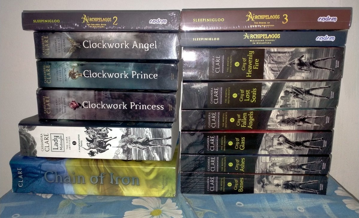 Dibsky_'s tweet photo. 📚 Halo aku mau wts bbrp novel 📚 : 

co via oren 🍊
📍Jakarta
Pengiriman lewat JNE reguler https://t.co/0lD1hbMB6K