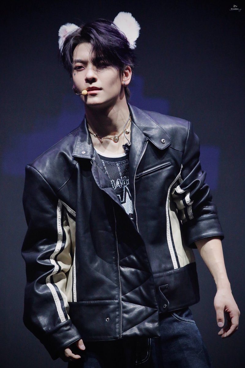 hxldimple's tweet photo. xinlong who was expected to present as an alpha but the moment he turned 20 he was one of the most sought for omega in town https://t.co/grIBYiPu2v