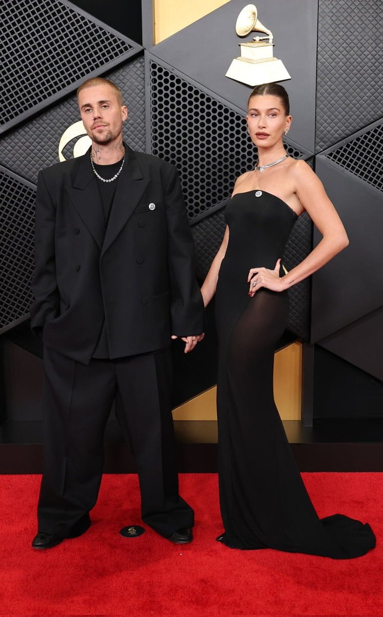 luvshelo's tweet image. JUSTIN AND HAILEY ARE WEARING MATCHING ICE OUT PINS !!