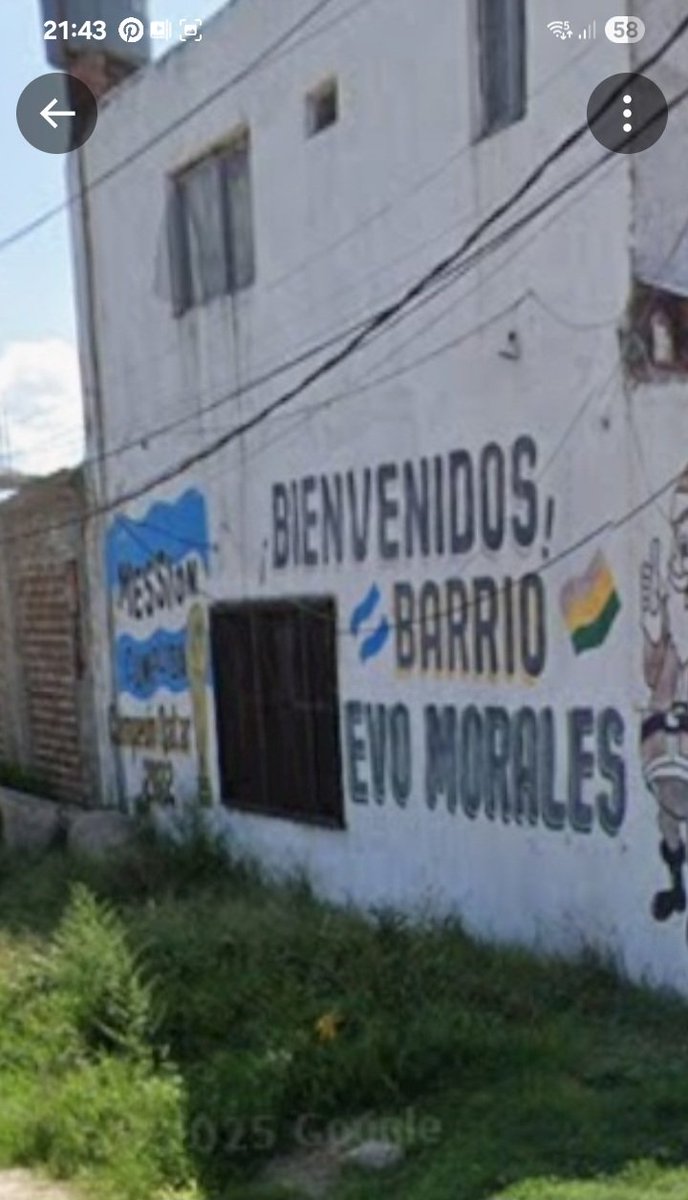 LEE BIEN, LO QUE SE VE EN ESA PARED‼️

DICE, "BIENVENIDO, BARRIO EVO MORALES"

BOLIVIANOS, CREARON ESE BARRIO PARA ELLOS SOLOS. SOBRE, TIERRAS FISCALES.👇🏻