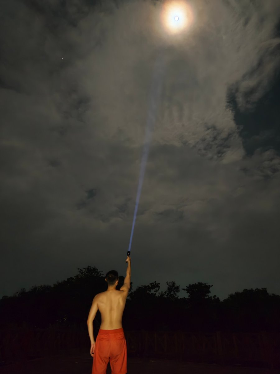 AwunZ's tweet photo. The trees that whisper in the evening
Carried away by a moonlight shadow
Sing a song of sorrow and grieving
Carried away by a moonlight shadow 🌕

#wadukcengklik #wadukcengklikboyolali #laserlight #flashlight #fullmoon https://t.co/TSFeYzh42S