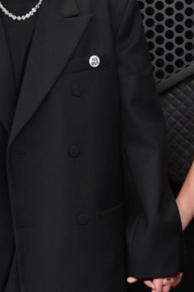 jdbupdatebr's tweet image. Hailey e Justin Bieber utilizando o bottom “ICE OUT” no Tapete Vermelho do #GRAMMYs