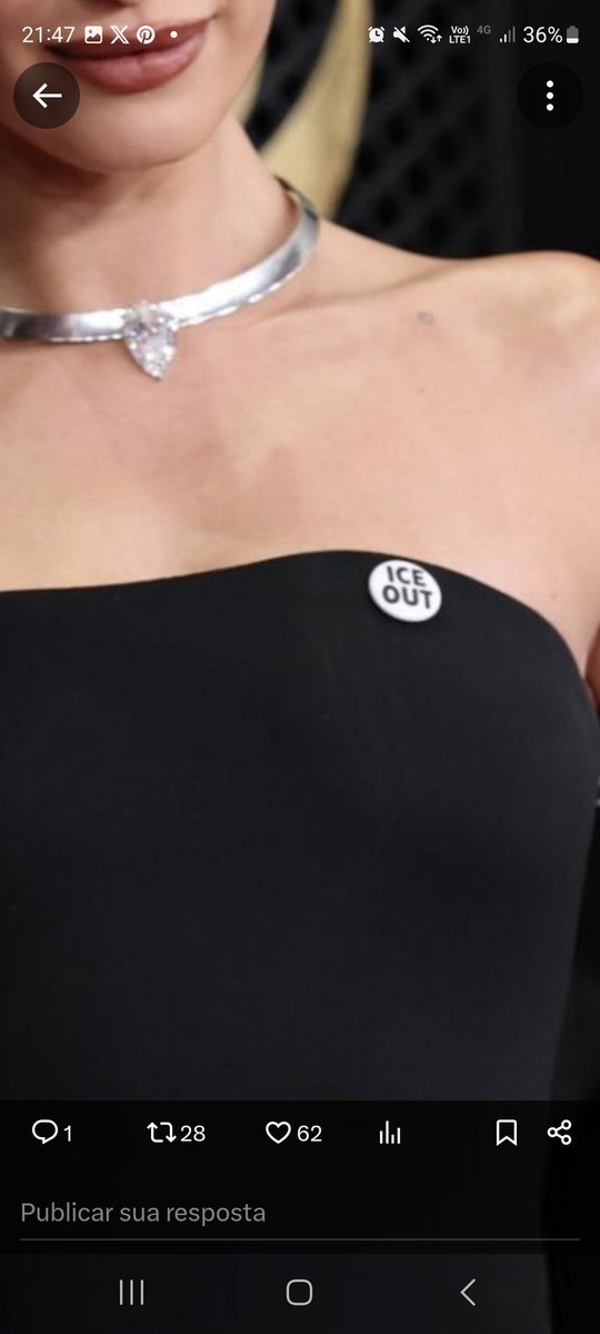 jdbupdatebr's tweet image. Hailey e Justin Bieber utilizando o bottom “ICE OUT” no Tapete Vermelho do #GRAMMYs