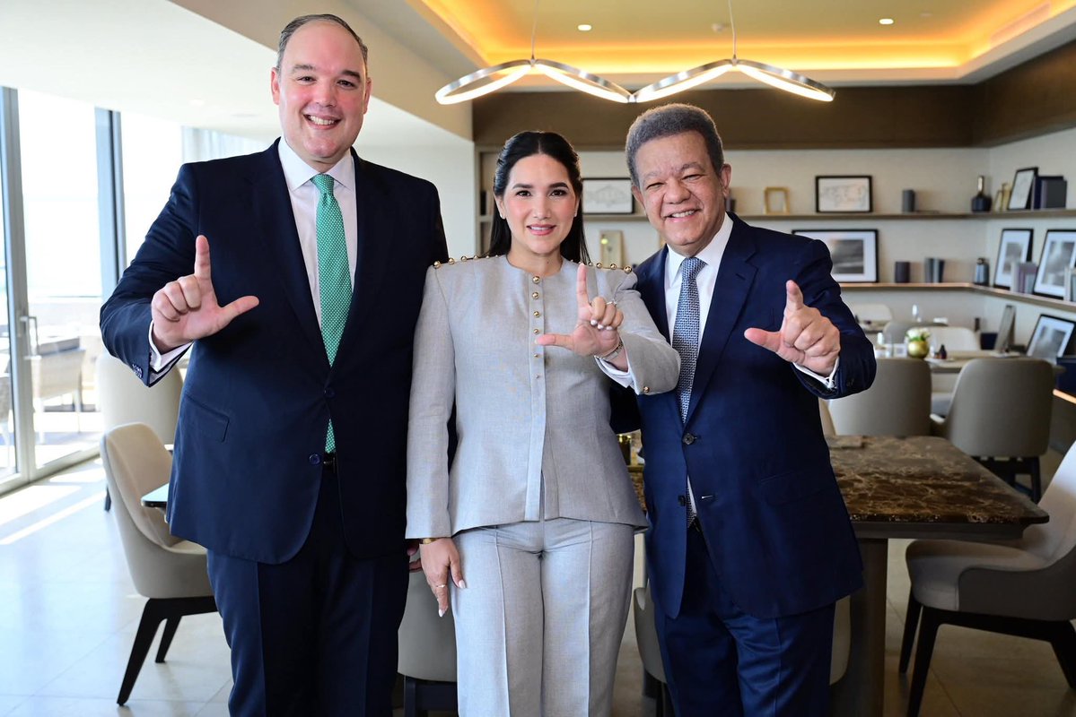 Esta es la fotografía que tiene a los peledeístas histéricos. 😬📸
La pregunta es inevitable: ¿quién será el próximo? ¿Abel Martínez o Francisco Javier? 🤔🔥
Los leo. 👀✍️