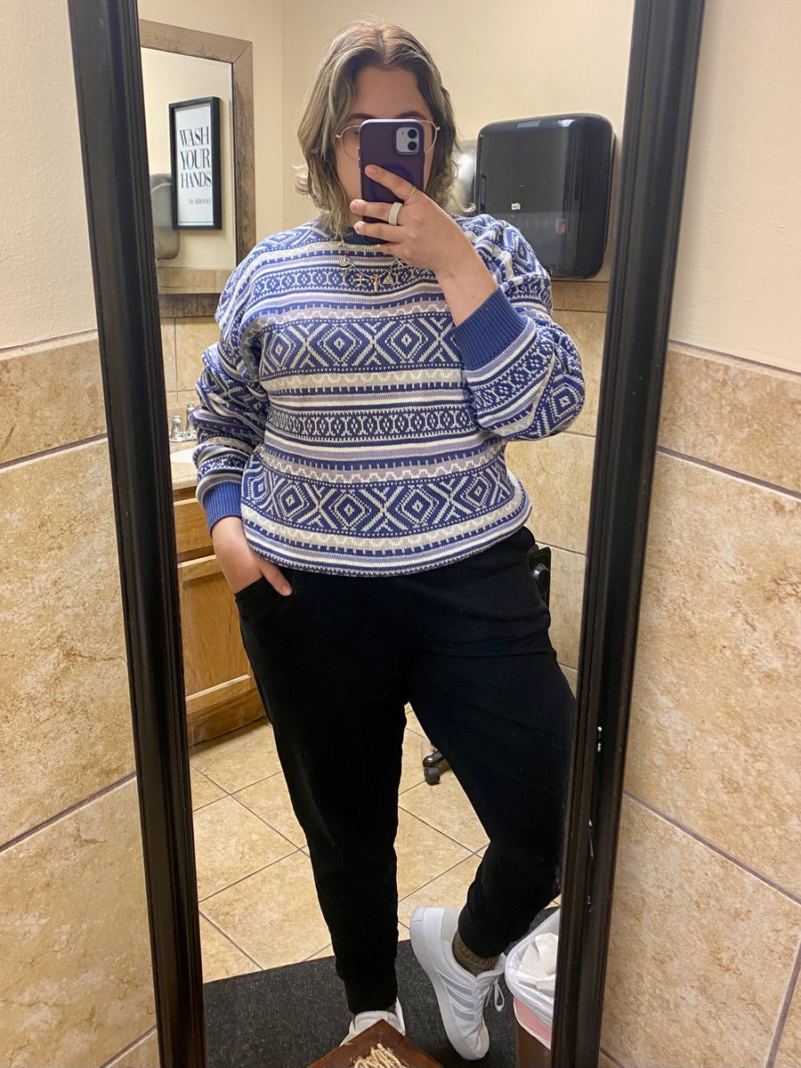 Thriftstore bathroom outfit check