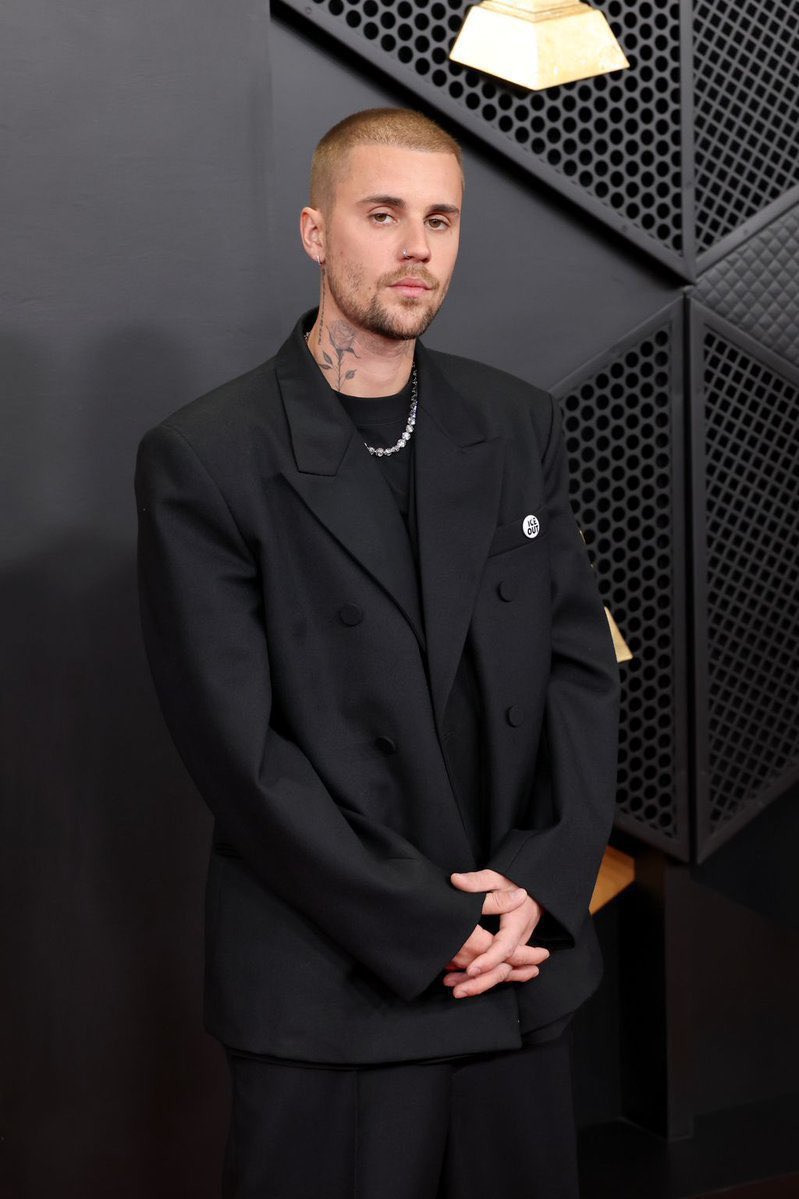 rapworldbr's tweet image. Justin Bieber acaba de chegar no Grammy usando um broche escrito “Fora ICE” em protesto ao ICE, que está perseguindo imigrantes no Estados Unidos. 

Sabe muito!!