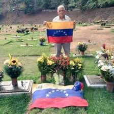 cheo070777's tweet photo. lamento informarles que el día de Hoy ha fallecido en El Geriátrico De Prados Del Este en Caracas el señor Derek Redman,Padre de Robert Redman,Asesinado en las protestas Del 12 de Febrero del 2014.

QEPD🙏🏼🇻🇪 hoy están junto a su hijo descansando después de tanto sufrimiento https://t.co/gL7qAP9Rrz