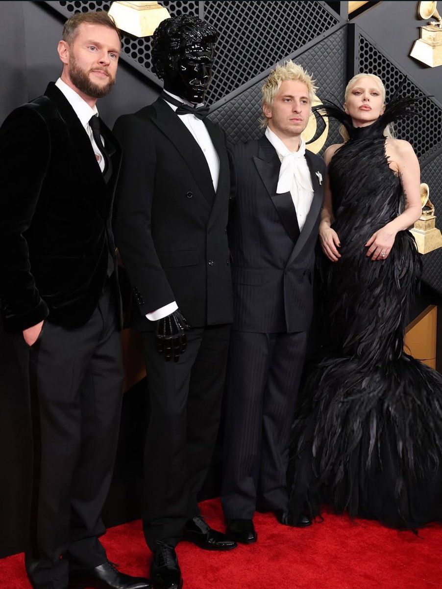 lucasalvarenga_'s tweet image. Ela fazendo questão de tirar foto com os produtores do álbum. Mãe demais