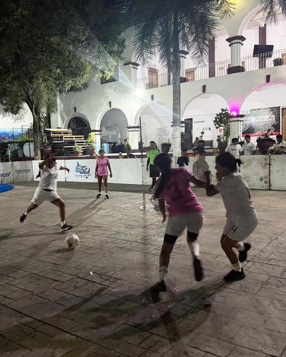 fundaciontelmex's tweet photo. 🔥¡Una final llena de emoción!🔥

La #FinalFemenil del torneo #DeLaCalleALaCancha en #Oaxaca nos dejó grandes jugadas y un duelo muy disputado. Ya tenemos a las campeonas. ¡Revive los mejores instantes! ⚽️🏆🙌🏻 https://t.co/59yjKqSzDi